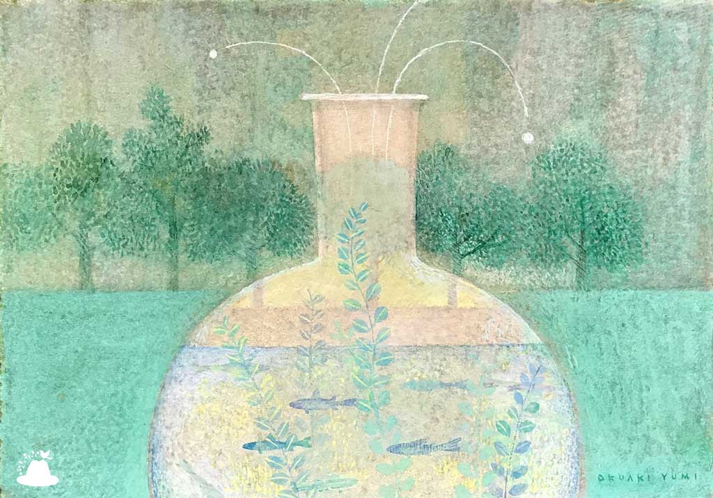 ガラス容器の中の小魚と緑の木々が描かれた絵画